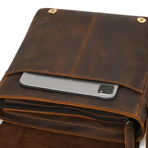 Primer plano detallado del bolso bandolera de cuero vintage para hombre con bolsillo.
