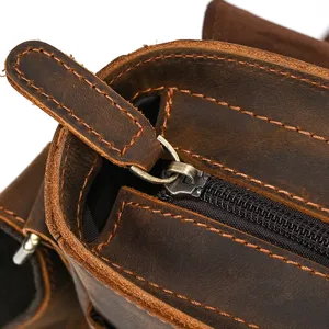 Primer plano de los detalles de la cremallera y costuras del bolso bandolera de cuero genuino.
