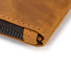 Primer plano detallado del monedero de cuero retro con costuras limpias y cremallera.