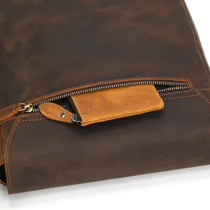 Primer plano detalle de bolso bandolera de mensajero para hombre de cuero de caballo loco.