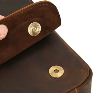 Vista detallada del cierre magnético de metal del bolso mensajero de cuero vintage para hombre.
