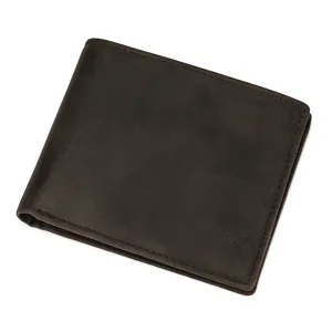 Nahaufnahme Detail der dunkelbraunen Herren Lederbrieftasche mit feinen Naehten.
