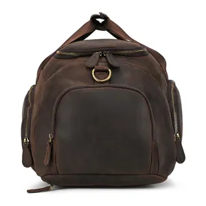 Détail du sac à dos de voyage en cuir vintage, avec fermetures éclair robustes et anneau en D.