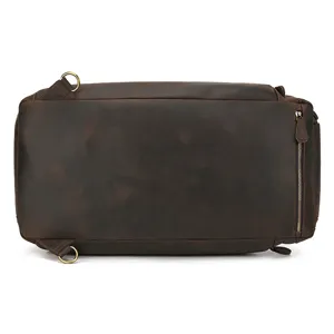 Vue détaillée du sac de voyage vintage en cuir marron avec anneaux métalliques et fermeture.