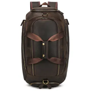 Vue détaillée du sac à dos de voyage en cuir marron avec des ferrements métalliques.