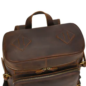 Vista dettagliata dello zaino vintage in vera pelle di cavallo pazzo, borsa per laptop da uomo.