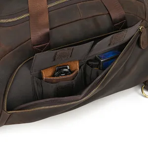Vue détaillée du sac de voyage rétro en cuir véritable avec compartiments multiples.