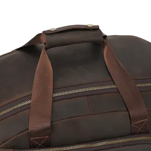 Gros plan détail de la poignée et de la fermeture éclair du sac de voyage en cuir rétro.