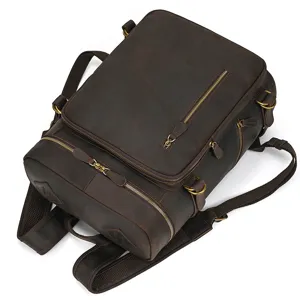 Vista dettagliata dello zaino in vera pelle marrone scuro con cerniere e tasche multiple.