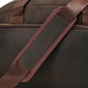 Vue détaillée de la sangle de sac de voyage en cuir rétro crazy horse, montrant une texture authentique.