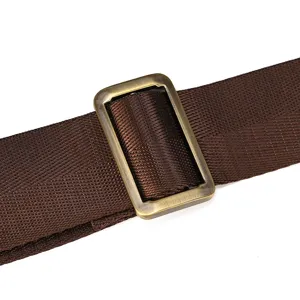 Gros plan détaillé de la sangle tissée marron durable avec boucle de réglage en métal bronze.
