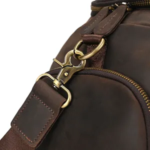 Vue détaillée du sac de voyage en cuir rétro montrant la boucle en métal et la fermeture éclair.