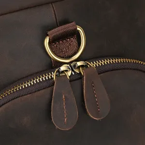 Vue détaillée de la quincaillerie du sac de voyage en cuir avec fermeture éclair en laiton.