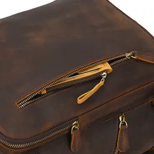Dettaglio zaino in vera pelle vintage, borsa per computer in pelle da uomo resistente.