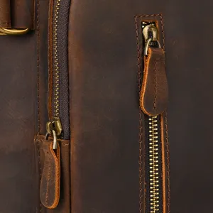 Primo piano dettagliato della cerniera e della texture dello zaino in pelle vintage.