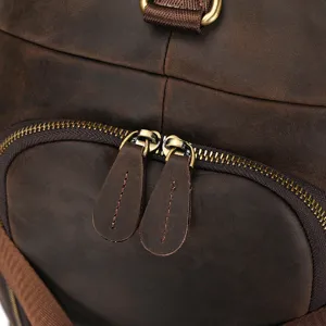 Gros plan détaillé de la fermeture éclair en métal et des tirettes en cuir véritable vintage.