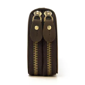 Vista detallada de la cartera para hombre de cuero genuino con doble cremallera.