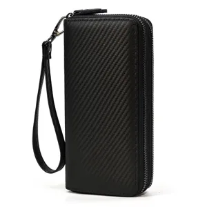 Cartera larga negra para hombre con cremallera doble, textura de carbono y correa de muñeca.