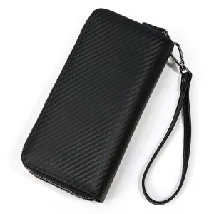Vista detallada de cartera larga de hombre con patrón de carbono, bolso de mano con correa.