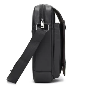 Vista lateral del bolso cruzado de cuero genuino negro para hombre con correa ajustable.