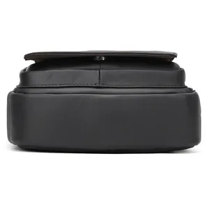Bolso bandolera informal de cuero genuino para hombre vista detallada inferior negro elegante