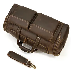 Vista dettagliata della borsa da viaggio in pelle vintage con tasche multiple e tracolla.