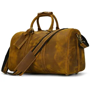 Vue détaillée du sac de voyage en cuir marron, sac à bagages en cuir crazy horse de qualité.