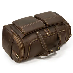 Primo piano dettaglio borsa da viaggio in vera pelle vintage, cuciture e ferramenta resistente.