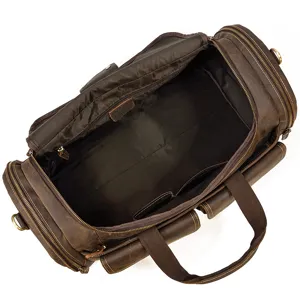 Dettaglio interno della borsa da viaggio in pelle marrone vintage, grande scomparto con zip.