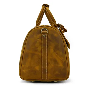 Vue latérale détaillée du sac de voyage en cuir vintage avec anneau en D et coutures.