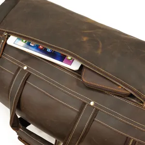 Dettaglio borsa da viaggio in pelle cavallo pazzo con tasca interna con zip per tablet.