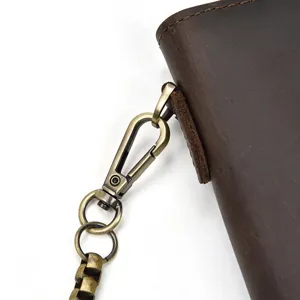 Gros plan détaillé du portefeuille long pour homme en cuir vintage avec fermoir chaîne.