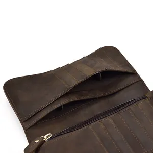 Gros plan détaillé montrant clairement les fentes pour cartes et la poche zippée du portefeuille.