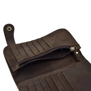 Gros plan détaillé du portefeuille long en cuir véritable marron foncé avec fentes et fermeture.