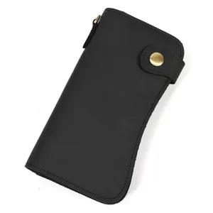 Détail de long portefeuille en cuir noir pour homme avec bouton-pression et anneau métallique.