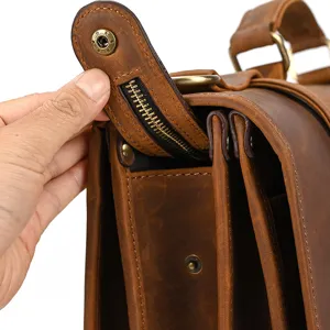 Detalle de maletín de cuero genuino vintage, bolso bandolera de hombre crazy horse