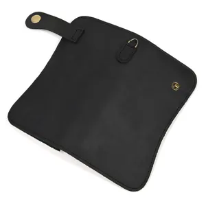 Portefeuille long en cuir véritable noir avec boutons pression métalliques et anneau.