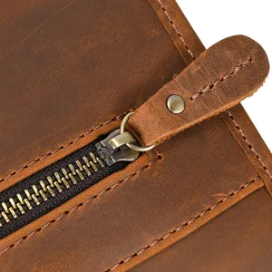 Detalle en primer plano de bolso de cuero vintage Crazy Horse con cremallera resistente.