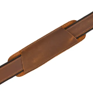 Detalle de correa de hombro de cuero genuino, cojín vintage para bolso de hombre.