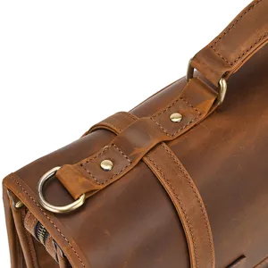 Detalle de maletín de cuero genuino vintage, bolso de negocios para hombre de piel vacuno.