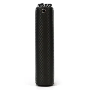 Vista detallada de la cartera larga negra con patrón de carbono, doble cremallera y anilla.