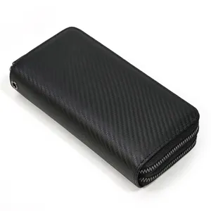 Cartera larga de hombre negra con textura de fibra de carbono, doble cremallera y anilla.