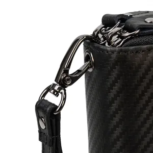 Detalle de billetera de cuero para hombre con cierre de metal y correa de muñeca.