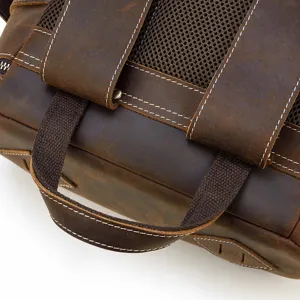 Primo piano sui dettagli dello zaino da uomo in pelle vintage con spallacci resistenti e rete.