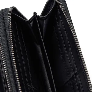 Detalle interior de billetera larga de cuero negro con ranuras para tarjetas y cremallera.