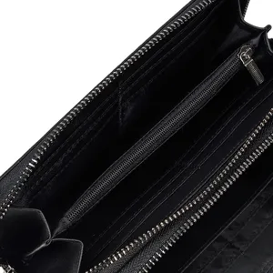 Detalle del interior de la cartera larga negra para hombre con ranuras y bolsillo con cremallera.