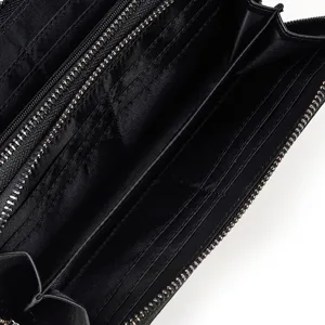 Vista interior detallada de la cartera larga de cuero negro con múltiples ranuras y compartimentos.