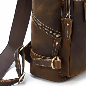 Primo piano dettagliato dello zaino vintage in pelle crazy horse con cerniere resistenti e cuciture.