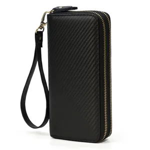 Cartera larga de hombre en fibra de carbono negra con doble cremallera y correa de muñeca.