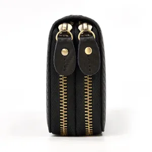 Detalle cartera hombre cremallera doble de cuero, bolso clutch de negocios negro.